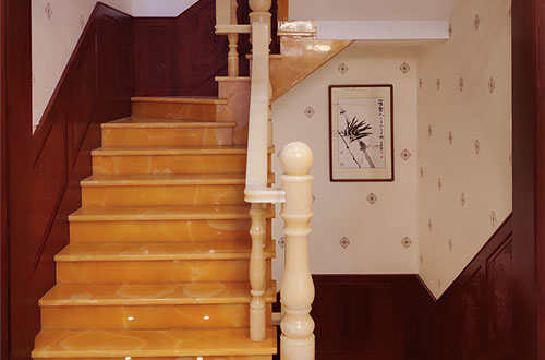 川汇中式别墅室内汉白玉石楼梯的定制安装装饰效果
